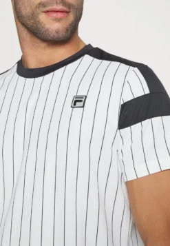 Fila Stripes JaschaT-Shirt Con StampaWhite Alyssum Uomo T-shirt E Polo 1FI42D04Q-A11 -Negozio al dettaglio Fila 62552f8018e04573bbc56d054ff1c288 scaled