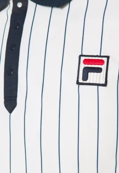 Fila Stripes BjörnPoloWhite Alyssum Uomo Abbigliamento 1FI42D02B-B11 -Negozio al dettaglio Fila 6384f3ad840643baa4c455400820ff96 scaled