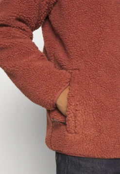 Fila Braunlage Jacket UnisexGiacca In PileMarsala Uomo Giacche 1FI210019-G11 -Negozio al dettaglio Fila 67c74e3493c64b54a370f076617c70fb scaled