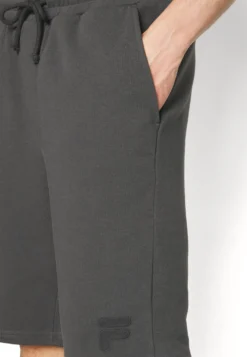 Fila Corbie BaggyPantaloni SportiviPhantom Uomo Pantaloni Sportivi E Joggers 1FI22F01U-Q11 -Negozio al dettaglio Fila 6860056f50894671aeebb28195abc126 scaled