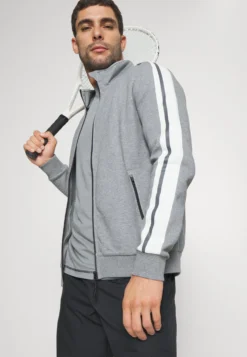 Fila NeilFelpa Con ZipDark Grey Melange Uomo Abbigliamento 1FI42F01R-C11 9 Fila NeilFelpa Con ZipDark Grey Melange Uomo Abbigliamento 1FI42F01R-C11 -Negozio al dettaglio Fila 68e634ad72df4d4f863abf0b987169c4 scaled