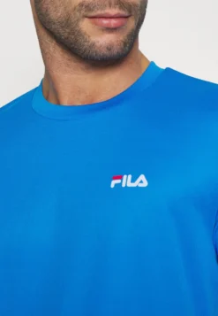 Fila Logo SmallT-Shirt BasicSimply Blue Uomo T-shirt E Polo 1FI42D03V-K14 -Negozio al dettaglio Fila 6a074a338cb940e494e2a62d6ef650cc scaled
