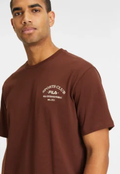 Fila Apparel BerkauT-Shirt Con StampaChocolate Fondant Uomo T-shirt E Polo 1FI22O07L-O11 -Negozio al dettaglio Fila 6bc0cc7a5960457ba42705bc7d6b49c3 scaled