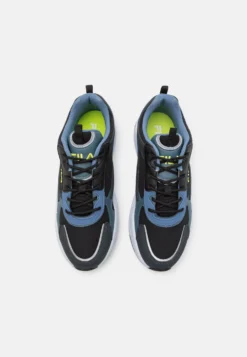 Fila Novarra Unisex - Sneakers Basse - Black/Infinity -Negozio al dettaglio Fila 6cd0f7edb24246fdb931d6e34b626322 scaled