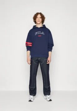 Fila Tabriz HoodyFelpaBlack Iris Uomo Maglieria E Felpe 1FI22S074-K11 -Negozio al dettaglio Fila 6e0f8fe1c0a44b9c83ff24fe776f7122 scaled