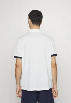 Fila Kilian - Polo - White Alyssum -Negozio al dettaglio Fila 6ec0a61e1a994446b563eb06e6021b28 scaled