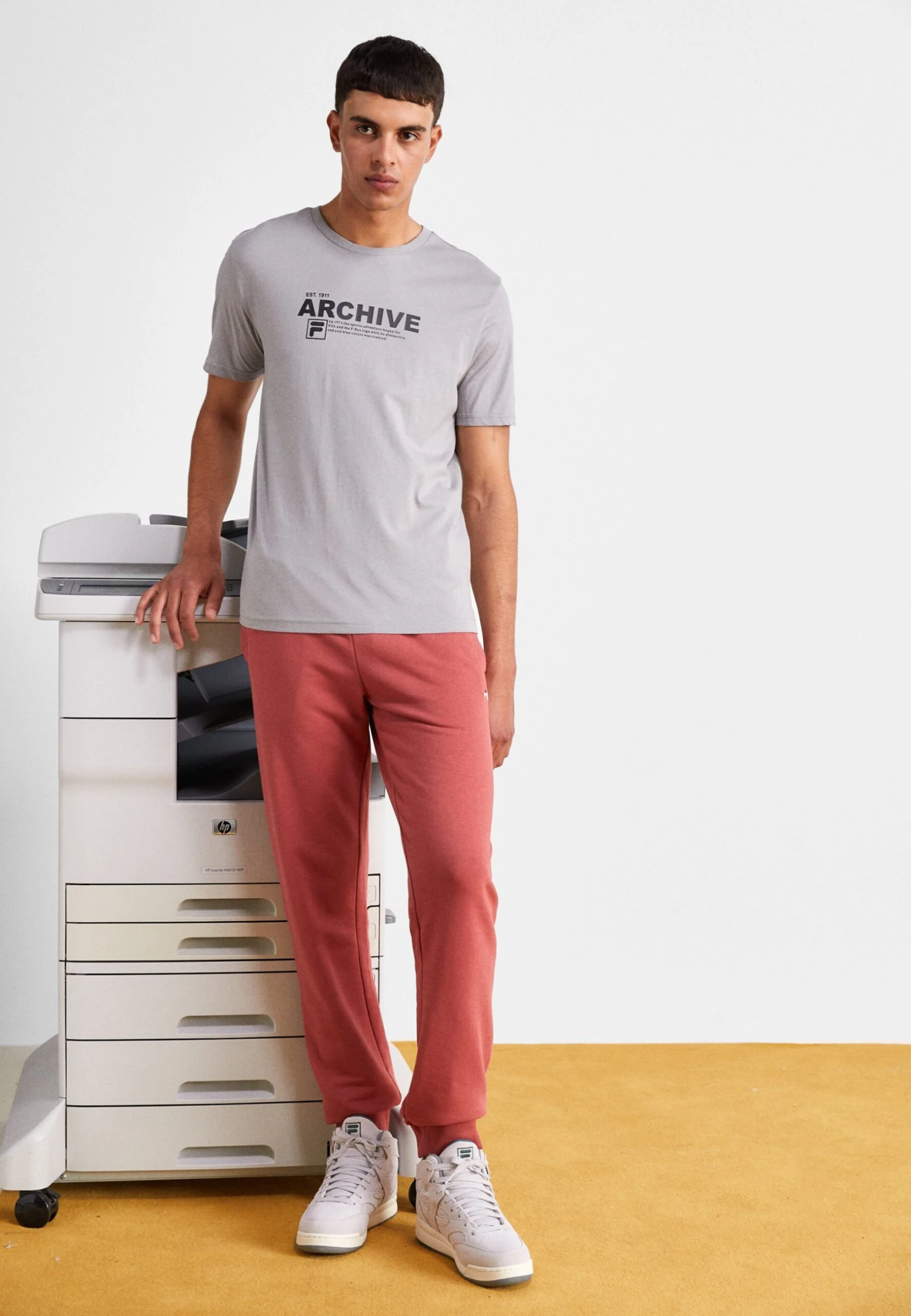 Fila Burbach TeeT-Shirt Con StampaUltimate Gray Uomo T-shirt E Polo 1FI22O076-C11 2 Fila Burbach TeeT-Shirt Con StampaUltimate Gray Uomo T-shirt E Polo 1FI22O076-C11 - immagine 2