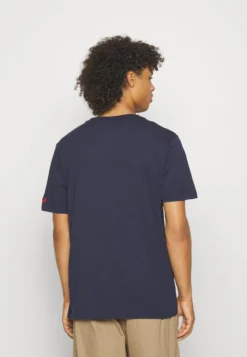 Fila Battweiler UnisexT-Shirt Con StampaBlack Iris Donna T-shirt E Top 1FI210014-K11 -Negozio al dettaglio Fila 6f32962fcc3949f4b1b5d1f0fd6581f5 scaled