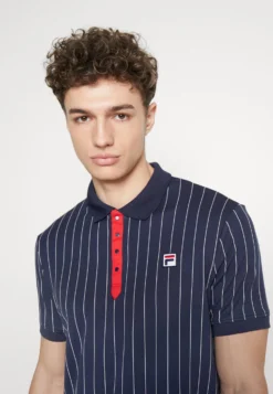Fila StripesPoloNavy/White Uomo Abbigliamento 1FI42D005-K12 9 Fila StripesPoloNavy/White Uomo Abbigliamento 1FI42D005-K12 -Negozio al dettaglio Fila 6fd168a8f13946f49e1b681531173fe0 scaled