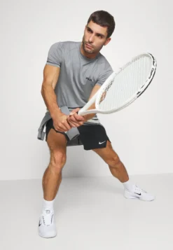 Fila MoritzT-Shirt Con StampaDark Grey Uomo Abbigliamento 1FI42D04L-C11 -Negozio al dettaglio Fila 70676aa7abe74c11b3a1c1bfead3b7d1 scaled