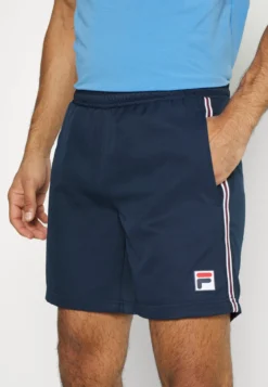 Fila Shorts RileyPantaloncini SportiviPeacoat Blue Uomo Abbigliamento 1FI42E01O-K11 -Negozio al dettaglio Fila 707c0d0307104ae599438c534ad4a716 scaled