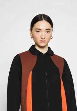 Fila Evonne Track SuitFelpa Con ZipBlack Beauty/Potting Soil Donna Felpe 1FI21G014-Q11 9 Fila Evonne Track SuitFelpa Con ZipBlack Beauty/Potting Soil Donna Felpe 1FI21G014-Q11 -Negozio al dettaglio Fila 70fe184e3e5f4caea09b449cc57dbfc2 scaled