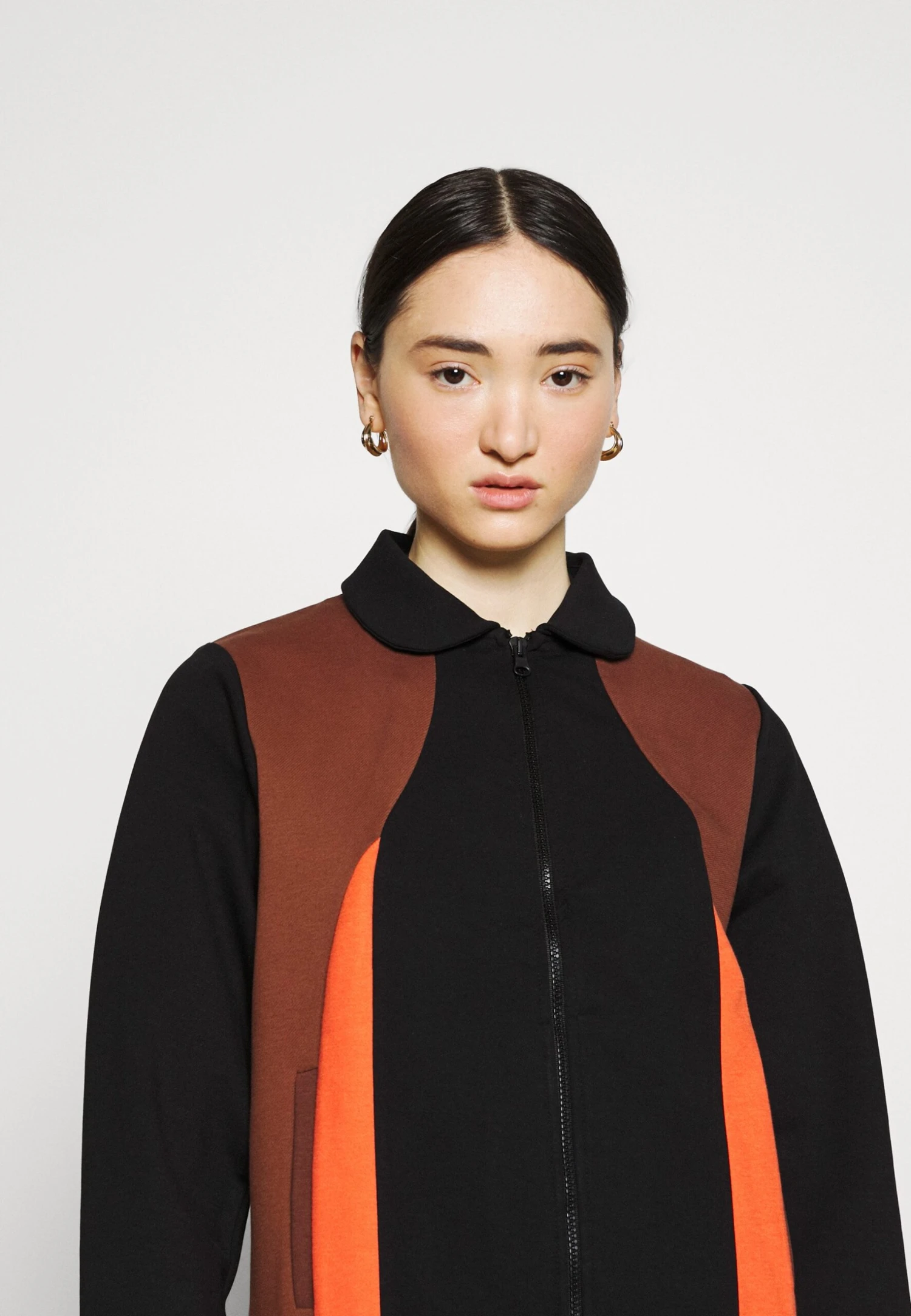 Fila Evonne Track SuitFelpa Con ZipBlack Beauty/Potting Soil Donna Felpe 1FI21G014-Q11 5 Fila Evonne Track SuitFelpa Con ZipBlack Beauty/Potting Soil Donna Felpe 1FI21G014-Q11 - immagine 5