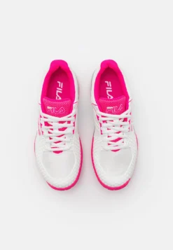 Fila Sabbia Lite Scarpe Da Tennis Per Tutte Le SuperficiWhite/Pink Donna Scarpe 1FI41A00W-A14 -Negozio al dettaglio Fila 71539c87731c407987537ff24053ba45 scaled