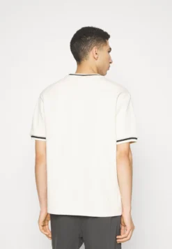 Fila Tanggu Dropped Shoulder TeeT-Shirt Con StampaWhitecap Gray Uomo T-shirt E Polo 1FI22O078-C11 -Negozio al dettaglio Fila 718cd620bad44a19b32c96fca664d502 scaled