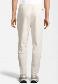 Fila Apparel Balbronn Pantaloni SportiviAntique White Uomo Pantaloni Sportivi E Joggers 1FI22E049-A11 -Negozio al dettaglio Fila 71f64360e2b648fda9af1088c921cc07 scaled