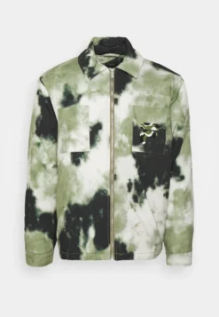 Fila Cossonay Light Padded JacketGiacca Da Mezza StagioneGreen Uomo Giacche 1FI22T03M-T11 -Negozio al dettaglio Fila 71f70a3cf9b34e8a8f3c42ccb4b5cab7 scaled