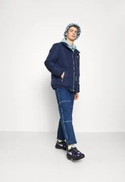 Fila Avventura Puff JacketGiacca InvernaleBlack Iris Uomo Giacche 1FI22T01Z-K11 -Negozio al dettaglio Fila 720eeec15ca34a04a17a3e202a2b4c1b scaled