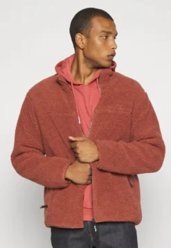 Fila Braunlage Jacket UnisexGiacca In PileMarsala Uomo Giacche 1FI210019-G11 -Negozio al dettaglio Fila 737a7760814f4e3f9a12760a2d2eb105 scaled