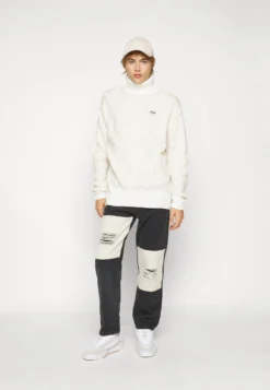 Fila Tolentino MaglioneEgret Uomo Maglieria 1FI22Q006-B11 -Negozio al dettaglio Fila 74a7f02d1bd0465e943fb12a663551bc scaled