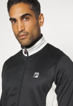 Fila Jacket BjörnGiacca SportivaBlack Uomo Abbigliamento 1FI42F01M-Q11 -Negozio al dettaglio Fila 74c58a51791c49e993d4ff31c2b0c516 scaled