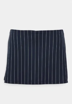 Fila Skort AnnaGonna SportivoNavy/White Donna Abbigliamento 1FI41M00L-K15 -Negozio al dettaglio Fila 75e1acefde4d4579bb43fb51febbcf59 scaled