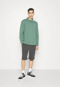 Fila CoursanMaglietta A Manica LungaDark Forest Uomo T-shirt E Polo 1FI22P00U-M11 -Negozio al dettaglio Fila 75f5cfbf4edd48f88fe722f27c942f1d scaled