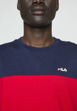 Fila Baunatal TeeT-Shirt Con StampaBlack Iris/True Red Uomo T-shirt E Polo 1FI22O077-K11 -Negozio al dettaglio Fila 76070c4860a84f1889f204a2d173710d scaled