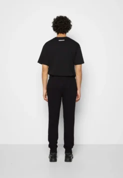 Fila Biorine PantsPantaloni SportiviBlack Beauty Uomo Pantaloni Sportivi E Joggers 1FI22E02L-Q12 -Negozio al dettaglio Fila 765bf952cac54ebc9c7bf48009a2a15d scaled