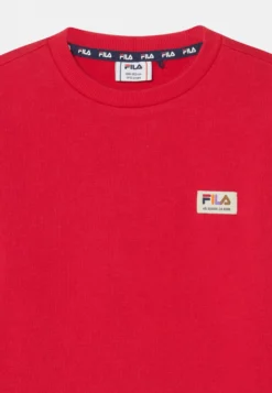 Fila Brüssel Crew Blocked UnisexFelpaTrue Red/Medieval Blue Bambini Pullover & Cardigan 1FI26K01R-G11 -Negozio al dettaglio Fila 77106e8d58c94bfcbe7e5459d02a2374 scaled