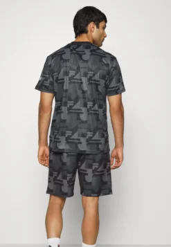 Fila Recanti Regular TeeT-Shirt Con StampaBlack Beauty Uomo Abbigliamento 1FI42D03H-Q11 -Negozio al dettaglio Fila 771299f958ab4568b2e4bdeebf7010a7 scaled