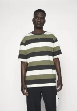 Fila Taichung Dropped Shoulder TeeT-Shirt Con StampaOlive Night Uomo T-shirt E Polo 1FI22O074-N11 -Negozio al dettaglio Fila 7864dae9772e4828bdab590cf9453882 scaled