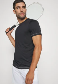 Fila JannisT-Shirt BasicBlack Uomo T-shirt E Polo 1FI42D04P-Q11 -Negozio al dettaglio Fila 7984343b42ec4cce9e43778ef15a9677 scaled