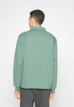 Fila CoursanMaglietta A Manica LungaDark Forest Uomo T-shirt E Polo 1FI22P00U-M11 -Negozio al dettaglio Fila 7adc16c75c0e40f185207050d00535b6 scaled