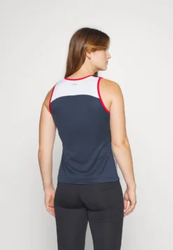 Fila AvaTopPeacoat Blue Donna Abbigliamento 1FI41D04R-K11 -Negozio al dettaglio Fila 7ca9785c6f354176a2ea56f2c124ccb6 scaled