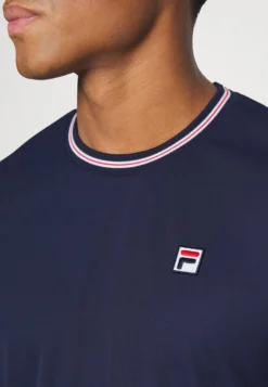 Fila MarlonT-Shirt SportNavy Uomo Abbigliamento 1FI42D03T-K11 -Negozio al dettaglio Fila 7f852be7d3ec42a7b84f77895643be9b scaled