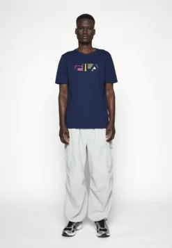 Fila Berling TeeT-Shirt Con StampaBlack Iris Uomo T-shirt E Polo 1FI22O075-K11 -Negozio al dettaglio Fila 83575bfe0b844b80881bcda55a9ba062 scaled