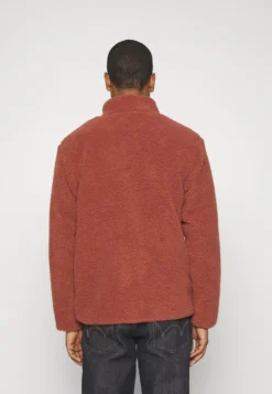 Fila Braunlage Jacket UnisexGiacca In PileMarsala Uomo Giacche 1FI210019-G11 -Negozio al dettaglio Fila 83f614fd8f154d8f9546107c64c02abf scaled