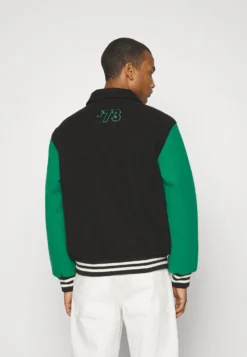 Fila Tehran College Jacket UnisexGiubbotto BomberBlack Uomo Giacche 1FI210015-Q11 -Negozio al dettaglio Fila 84a24ea2bb6242b18ef88efc56ee4d13 scaled