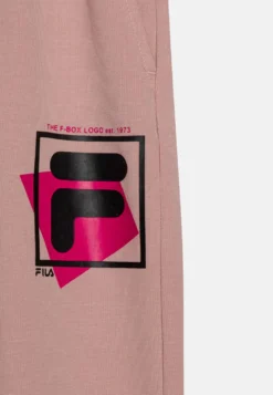 Fila Belzig Logo PantsPantaloni SportiviPale Mauve Bambini Abbigliamento 1FI23B01F-J11 -Negozio al dettaglio Fila 8765598e602b4589802683588afda053 scaled