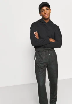 Fila Chas Track PantsPantaloniSycamore Uomo Abbigliamento 1FI22E025-N11 -Negozio al dettaglio Fila 8ac327db479c4f3ea2d0c40617f36a38 scaled