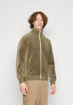 Fila Tegal VelvetGiacca SportivaOlive Night Uomo Pantaloni Sportivi E Joggers 1FI22T04B-N11 10 Fila Tegal VelvetGiacca SportivaOlive Night Uomo Pantaloni Sportivi E Joggers 1FI22T04B-N11 -Negozio al dettaglio Fila 8ba58c23071e4b0195dd8d664e90267e scaled