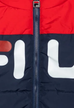 Fila Berkenthin Kids Blocked PaddedGiacca InvernaleTrue Red/Black Iris Bambini Abbigliamento Outwear 1FI23L00D-K11 -Negozio al dettaglio Fila 8bac6dec005e481f9301e5373c32ea57 scaled