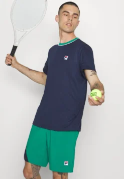 Fila Enzo - T-Shirt Con Stampa - Navy -Negozio al dettaglio Fila 8cfae071b0234a9a89190d88993bf9ac scaled