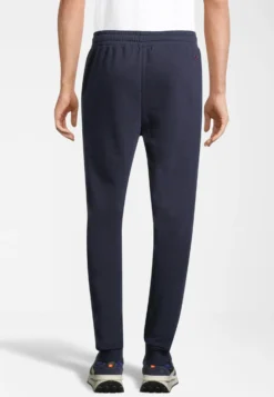 Fila Apparel Buswiller Pantaloni SportiviBlack Iris Uomo Pantaloni 1FI42E03G-K11 -Negozio al dettaglio Fila 8d05be1b743e4b638d3c396149531811 scaled