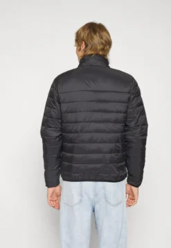 Fila Berglern Thin Puffer JacketGiacca Da Mezza StagioneMoonless Night Uomo Giacche 1FI22T03O-Q11 -Negozio al dettaglio Fila 8d44aa9ab42f4643bcd8602949d4c167 scaled