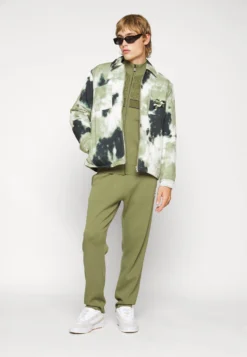 Fila Cossonay Light Padded JacketGiacca Da Mezza StagioneGreen Uomo Giacche 1FI22T03M-T11 -Negozio al dettaglio Fila 8f279baea5f44189a060b0b9d89948b6 scaled