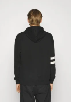 Fila Tabriz HoodyFelpaBlack Uomo Maglieria E Felpe 1FI22S074-Q11 -Negozio al dettaglio Fila 90851a50bd3448a1bd5726300e34a739 scaled