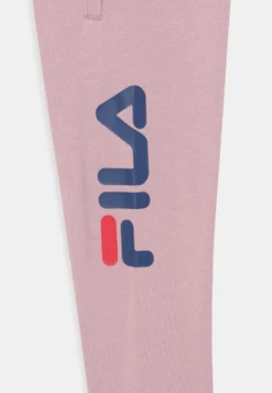 Fila Cista Provo PantsPantaloni SportiviMauve Shadows Bambini Pantaloni 1FI26B00R-J11 -Negozio al dettaglio Fila 92408df4768c4f1b829918f1ca96f258 scaled
