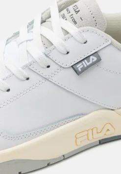 Fila AvenidaSneakers BasseWhite/Nimbus Cloud Uomo Scarpe 1FI12O05S-A11 15 Fila AvenidaSneakers BasseWhite/Nimbus Cloud Uomo Scarpe 1FI12O05S-A11 -Negozio al dettaglio Fila 935715ef155a4dc0bbd11a632be7fa2c scaled